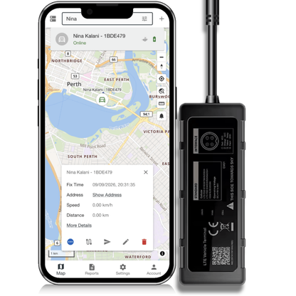 CT-V03 wired vehicle tracker beside the Open Platform live map on a phone