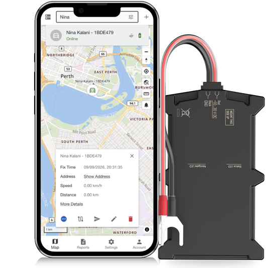 CT-V09 battery-mount tracker beside the Open Platform live map on a phone